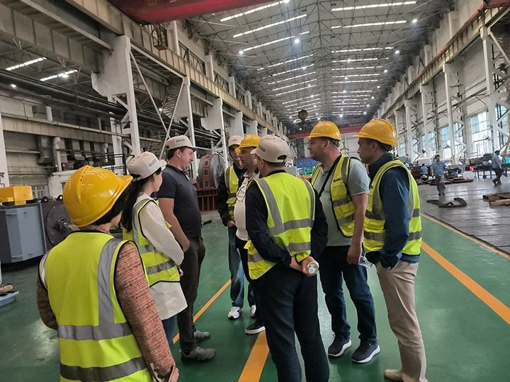 俄罗斯客户到访西玛工厂参观交流(图1) 俄罗斯客户到访西玛工厂参观交流(图1)